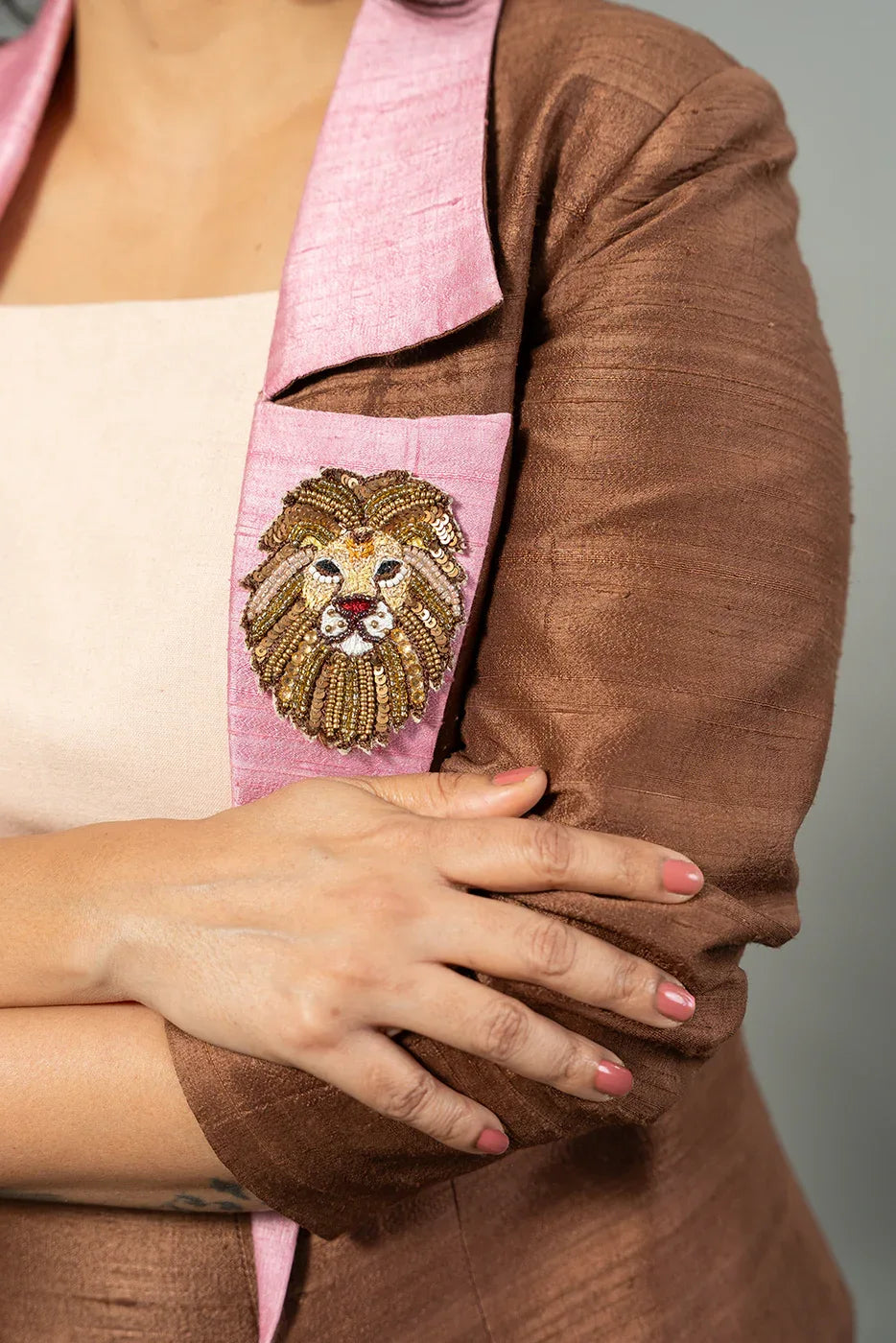 Open blazer with lion brooch - SSWAI