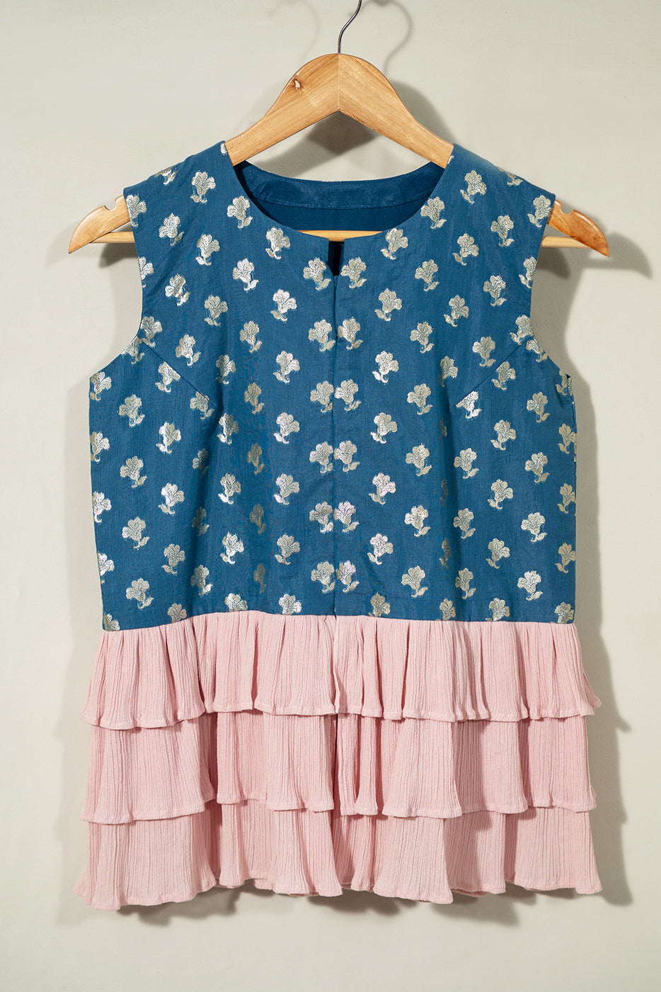 Vest with three layered gathers