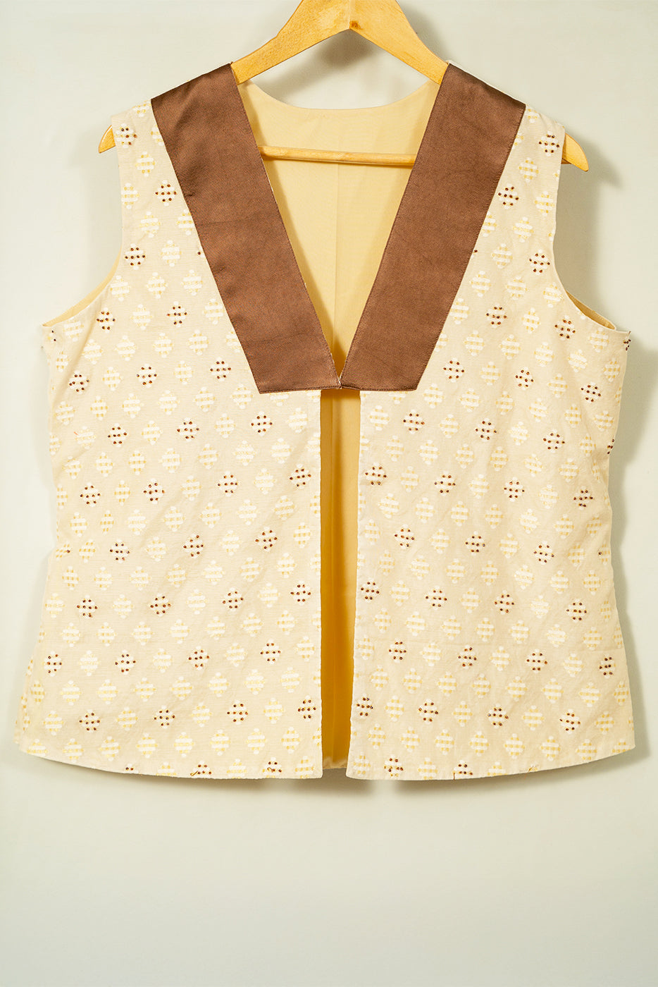 Colour blocking vest