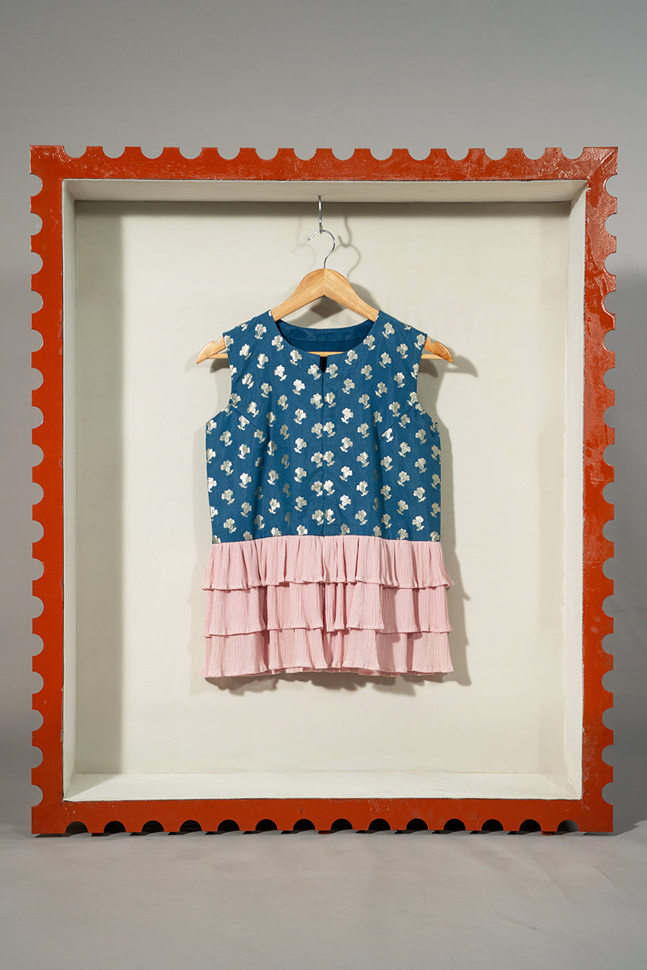 Vest with three layered gathers