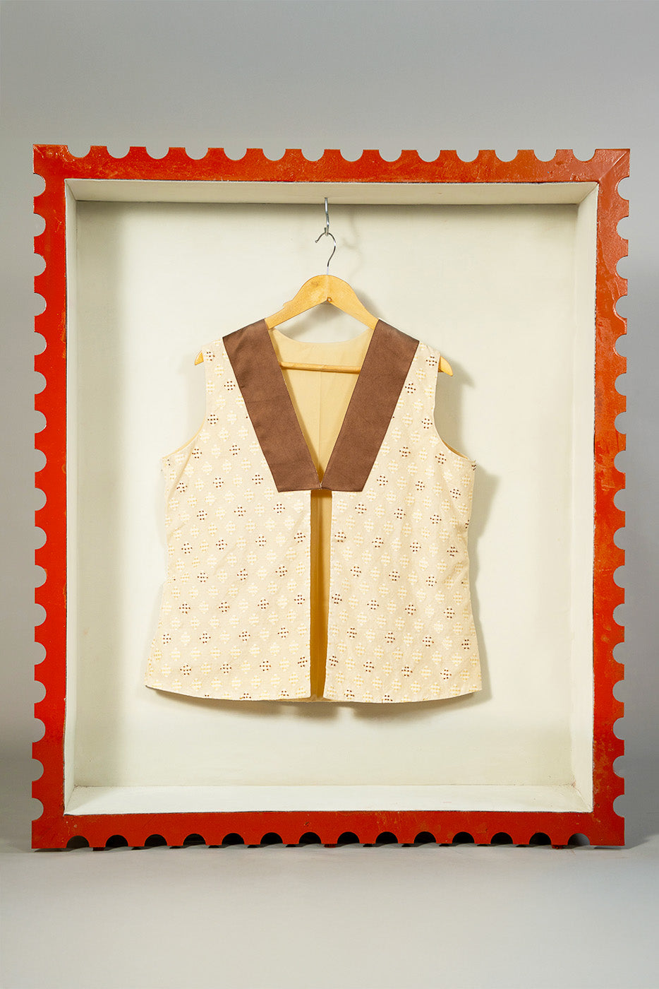 Colour blocking vest