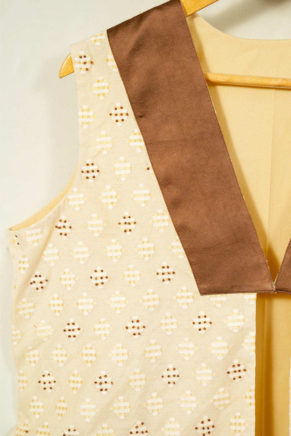 Colour blocking vest