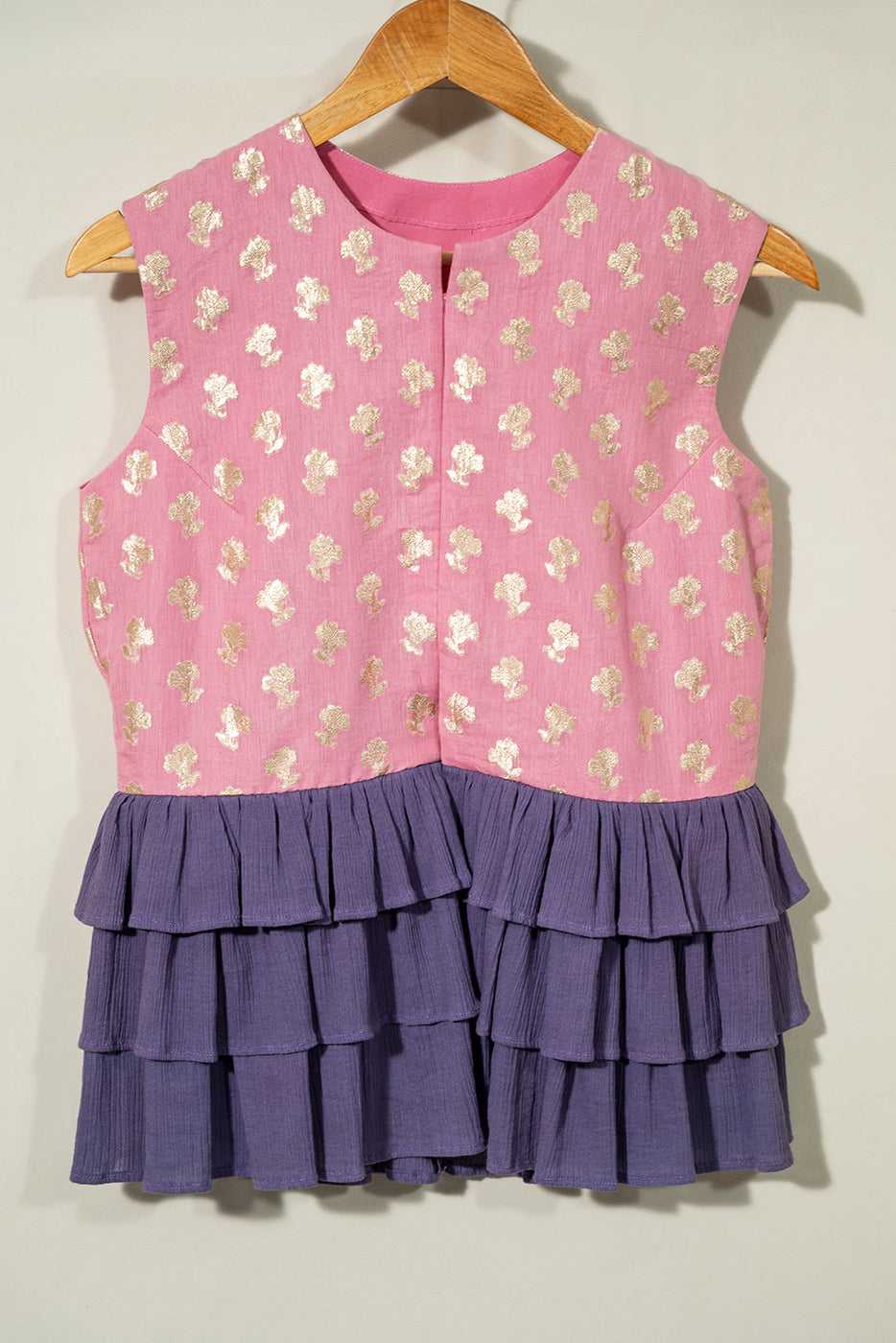 Vest with three layered gathers